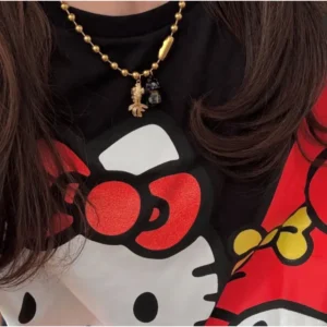 Collar Maneki negro con pez Koi dorado